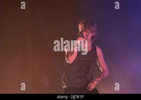 22. Juli 2022, Ortona, Chieti, Italien: Filippo Maria Fanti, alias Irama, während seiner Live-Tour 2022 in Ortona (CH) - Italien (Bildquelle: © Elena Vizzoca/Pacific Press via ZUMA Press Wire) Stockfoto