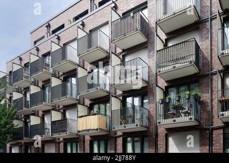 Viele kleine Balkone mit Tischen, Stühlen und Dekoration in einem Studentenwohnheim in köln Stockfoto