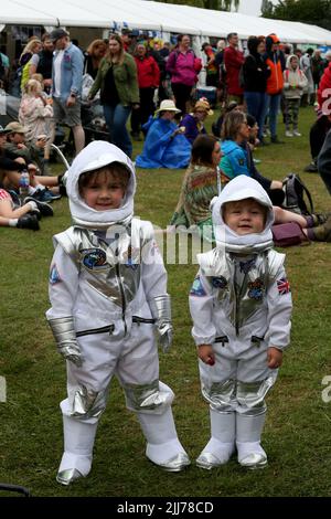 MacClesfield, Großbritannien. 23.. Juli 2022. Das Bluedot Festival für Musik, Wissenschaft und Kultur findet statt, das Musik, wissenschaftliche Live-Experimente und immersive Kunstwerke kombiniert. Der britische Astronaut Tim Peake ist einer der geladenen Experten. Jodrell Bank, Macclesfield, Großbritannien. Kredit: Barbara Cook/Alamy Live Nachrichten Stockfoto
