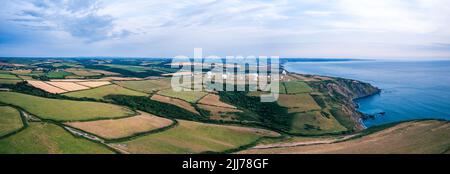 Felder und Farmen über GCHQ Bude, GCHQ Composite Signals Organization Station Morwenstow, Cornwall, England Stockfoto