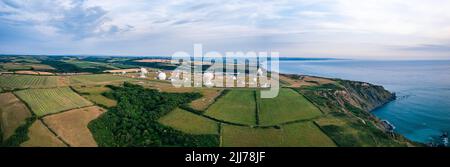 Felder und Farmen über GCHQ Bude, GCHQ Composite Signals Organization Station Morwenstow, Cornwall, England Stockfoto