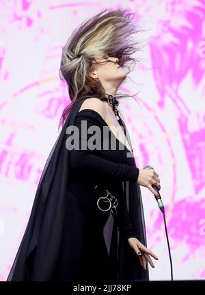 MacClesfield, Großbritannien. 23.. Juli 2022. Das Bluedot Festival für Musik, Wissenschaft und Kultur findet statt, das Musik, wissenschaftliche Live-Experimente und immersive Kunstwerke kombiniert. Der britische Astronaut Tim Peake ist einer der geladenen Experten. Jodrell Bank, Macclesfield, Großbritannien. Kredit: Barbara Cook/Alamy Live Nachrichten Stockfoto