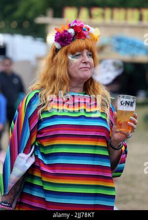 MacClesfield, Großbritannien. 23.. Juli 2022. Das Bluedot Festival für Musik, Wissenschaft und Kultur findet statt, das Musik, wissenschaftliche Live-Experimente und immersive Kunstwerke kombiniert. Der britische Astronaut Tim Peake ist einer der geladenen Experten. Jodrell Bank, Macclesfield, Großbritannien. Kredit: Barbara Cook/Alamy Live Nachrichten Stockfoto