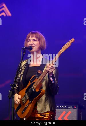 MacClesfield, Großbritannien. 23.. Juli 2022. Das Bluedot Festival für Musik, Wissenschaft und Kultur findet statt, das Musik, wissenschaftliche Live-Experimente und immersive Kunstwerke kombiniert. Der britische Astronaut Tim Peake ist einer der geladenen Experten. Jodrell Bank, Macclesfield, Großbritannien. Kredit: Barbara Cook/Alamy Live Nachrichten Stockfoto