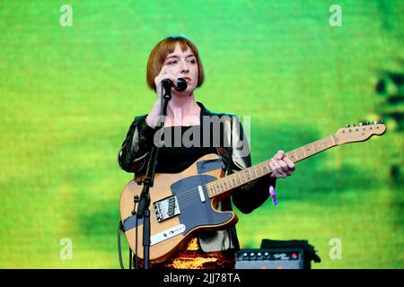 MacClesfield, Großbritannien. 23.. Juli 2022. Das Bluedot Festival für Musik, Wissenschaft und Kultur findet statt, das Musik, wissenschaftliche Live-Experimente und immersive Kunstwerke kombiniert. Der britische Astronaut Tim Peake ist einer der geladenen Experten. Jodrell Bank, Macclesfield, Großbritannien. Kredit: Barbara Cook/Alamy Live Nachrichten Stockfoto