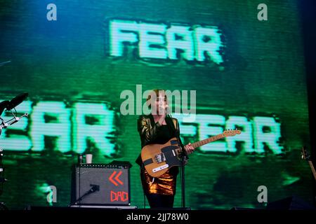 MacClesfield, Großbritannien. 23.. Juli 2022. Das Bluedot Festival für Musik, Wissenschaft und Kultur findet statt, das Musik, wissenschaftliche Live-Experimente und immersive Kunstwerke kombiniert. Der britische Astronaut Tim Peake ist einer der geladenen Experten. Jodrell Bank, Macclesfield, Großbritannien. Kredit: Barbara Cook/Alamy Live Nachrichten Stockfoto