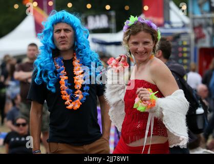 MacClesfield, Großbritannien. 23.. Juli 2022. Das Bluedot Festival für Musik, Wissenschaft und Kultur findet statt, das Musik, wissenschaftliche Live-Experimente und immersive Kunstwerke kombiniert. Der britische Astronaut Tim Peake ist einer der geladenen Experten. Jodrell Bank, Macclesfield, Großbritannien. Kredit: Barbara Cook/Alamy Live Nachrichten Stockfoto