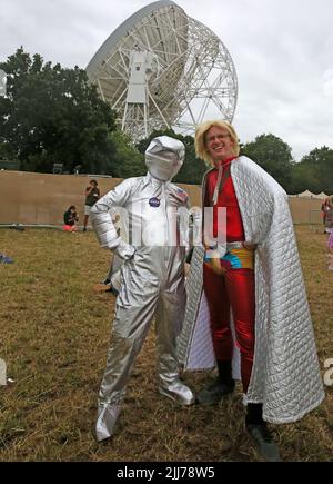 MacClesfield, Großbritannien. 23.. Juli 2022. Das Bluedot Festival für Musik, Wissenschaft und Kultur findet statt, das Musik, wissenschaftliche Live-Experimente und immersive Kunstwerke kombiniert. Der britische Astronaut Tim Peake ist einer der geladenen Experten. Jodrell Bank, Macclesfield, Großbritannien. Kredit: Barbara Cook/Alamy Live Nachrichten Stockfoto