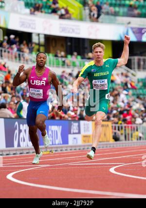 Eugene, USA. 23.. Juli 2022. Kyle Garland (L) aus den Vereinigten Staaten und Ashley Moloney aus Australien sprinten beim Decathlon-Wettbewerb 100m bei den Leichtathletik-Weltmeisterschaften Oregon22 in Eugene, Oregon, USA, am 23. Juli 2022 ins Ziel. Quelle: Wang Ying/Xinhua/Alamy Live News Stockfoto