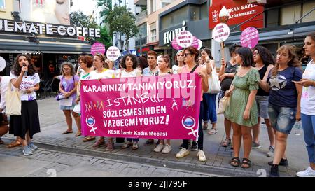 Izmir, Türkei. 23.. Juli 2022. Der Rückzug der Türkei aus dem Übereinkommen von Istanbul wurde am 19. Juli von der Staatskammern von 10. einstimmig angenommen. Die Frauenversammlung der Konföderation der öffentlichen Arbeiterverbände in Izmir wurde mit Transparenten und Slogans gegen die Entscheidung protestiert. (Foto von Idil Toffolo/Pacific Press) Quelle: Pacific Press Media Production Corp./Alamy Live News Stockfoto