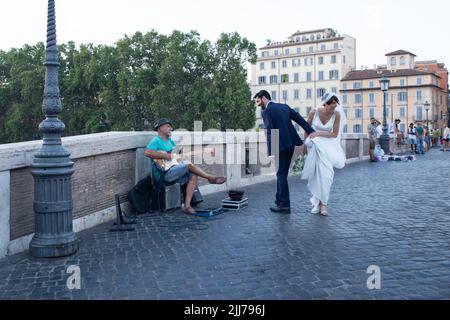 Rom, Italien. 23.. Juli 2022. Ein Ehepaar geht auf der Sisto-Brücke in Rom (Foto: Matteo Nardone/Pacific Press/Sipa USA) Quelle: SIPA USA/Alamy Live News Stockfoto