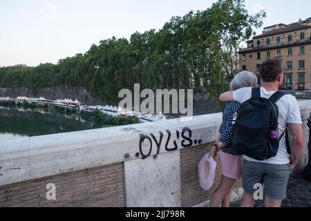 Rom, Italien. 23.. Juli 2022. Ein Mann und eine Frau auf der Sisto-Brücke in Rom (Foto: Matteo Nardone/Pacific Press/Sipa USA) Quelle: SIPA USA/Alamy Live News Stockfoto
