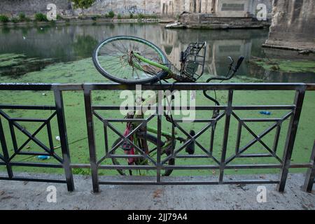 Rom, Italien. 23.. Juli 2022. Ein Fahrrad steckt auf dem Geländer des Tiber Quay in Rom (Foto: Matteo Nardone/Pacific Press/Sipa USA) Quelle: SIPA USA/Alamy Live News Stockfoto