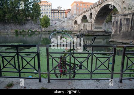 Rom, Italien. 23.. Juli 2022. Ein Fahrrad steckt auf dem Geländer des Tiber Quay in Rom (Foto: Matteo Nardone/Pacific Press/Sipa USA) Quelle: SIPA USA/Alamy Live News Stockfoto