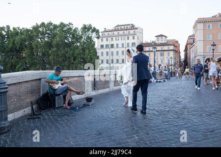 Rom, Italien. 23.. Juli 2022. Ein Ehepaar geht auf der Sisto-Brücke in Rom (Foto: Matteo Nardone/Pacific Press/Sipa USA) Quelle: SIPA USA/Alamy Live News Stockfoto