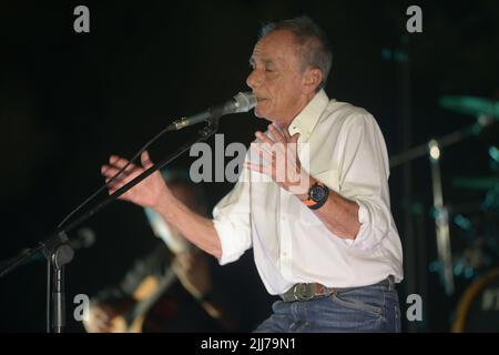 23. Juli 2022, Ascea, Salerno, Italien: Die italienische Singer-Songwriter, Texter, Schriftsteller, Dichter und ehemaliger italienischer Lehrer Roberto Vecchioni präsentiert â € œL'Infinito Tourâ €, eine große Show von Songs, Bilder und Monologe, die das Publikum eine intensive und spannende Leistung. (Bild: © Mariano Montella/Pacific Press via ZUMA Press Wire) Stockfoto