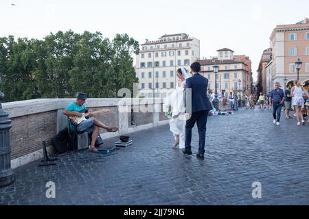 Rom, Italien. 23.. Juli 2022. Ein Ehepaar geht auf der Sisto-Brücke in Rom (Foto: © Matteo Nardone/Pacific Press via ZUMA Press Wire) Stockfoto