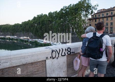 Rom, Italien. 23.. Juli 2022. Ein Mann und eine Frau auf der Sisto-Brücke in Rom (Foto: © Matteo Nardone/Pacific Press via ZUMA Press Wire) Stockfoto
