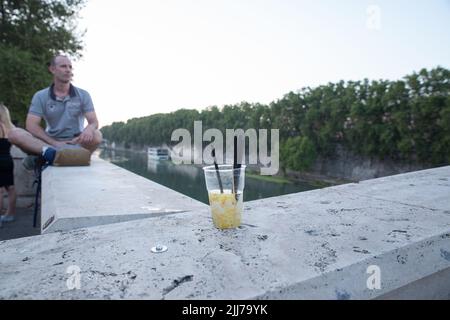 Rom, Italien. 23.. Juli 2022. Ein Glas auf Sisto Brdge in Rom (Foto: © Matteo Nardone/Pacific Press via ZUMA Press Wire) Stockfoto