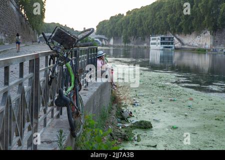 Rom, Italien. 23.. Juli 2022. Ein Fahrrad steckt auf dem Geländer des Tiber-Kais in Rom fest (Foto: © Matteo Nardone/Pacific Press via ZUMA Press Wire) Stockfoto