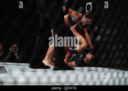 LONDON, Großbritannien - 23. JULI: (L-R) Victoria Leonardo schlägt Mandy Böhm bei ihrem Frauenfluggewicht-Kampf während der UFC Fight Night: Blaydes gegen Aspinall-Veranstaltung in der O2 Arena am 23. Juli 2022 in Greenwich, London, Großbritannien. (Foto von Scott Garfitt/PxImages) Stockfoto