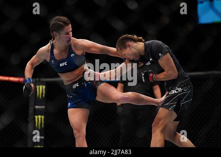LONDON, Großbritannien - 23. JULI: (L-R) Victoria Leonardo tritt Mandy Böhm während der UFC Fight Night: Blaydes gegen Aspinall in der O2 Arena am 23. Juli 2022 in Greenwich, London, Großbritannien, in den Kampf gegen das Fliegengewicht der Frauen. (Foto von Scott Garfitt/PxImages) Stockfoto
