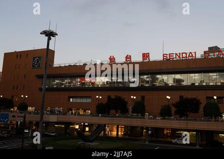 Sendai, Präfektur Miyagi Japan, Juli 2022. Sommerdämmerung um Sendai Station. Stockfoto