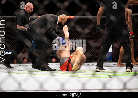 LONDON, GROSSBRITANNIEN. 23. Juli 2022. Tom Aspinall (#6) wird verletzt präsentiert Blaydes gegen Aspinall - UFC Schwergewicht in der O2 Arena am Samstag, 23. Juli 2022 in LONDON, GROSSBRITANNIEN. Kredit: Taka G Wu/Alamy Live News nur redaktionelle Verwendung, Lizenz erforderlich für kommerzielle Nutzung. Keine Verwendung bei Wetten, Spielen oder Veröffentlichungen einzelner Clubs/Vereine/Spieler. Stockfoto