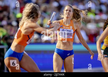 EUGENE - Lieke Klaver und Hanneke Oosterwegel in Aktion während der Qualifying 4x400 Meter Staffel am neunten Tag der Leichtathletik-Weltmeisterschaften im Hayward Field Stadion. ANP ROBIN VAN LONKHUIJSEN Stockfoto