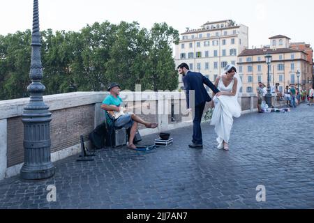 Rom, Italien. 23.. Juli 2022. Ein Ehepaar geht auf der Sisto-Brücke in Rom (Foto: © Matteo Nardone/Pacific Press via ZUMA Press Wire) Stockfoto