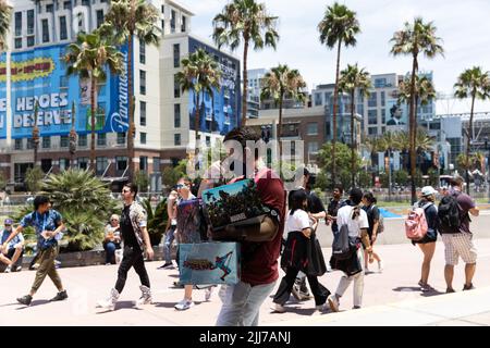 San Diego, USA. 23.. Juli 2022. Am 23. Juli 2022 trägt ein Mann Waren von der Comic-Con vor das San Diego Convention Center in San Diego, CA. (Foto von Kristian Carreon/Sipa USA) Quelle: SIPA USA/Alamy Live News Stockfoto