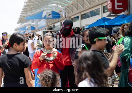 San Diego, USA. 23.. Juli 2022. Ein Mann, der als Spiderman gekleidet ist, stotzt, als sein Foto während der Comic-Con in San Diego, CA, am 23. Juli 2022 aufgenommen wurde. (Foto von Kristian Carreon/Sipa USA) Quelle: SIPA USA/Alamy Live News Stockfoto