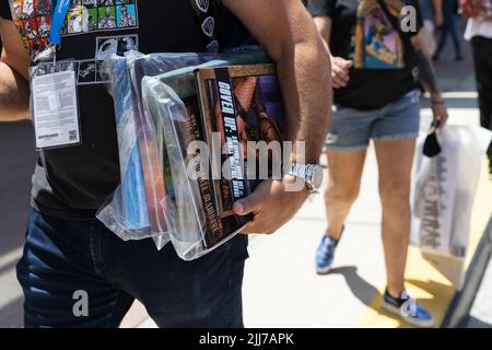 San Diego, USA. 23.. Juli 2022. Am 23. Juli 2022 transportieren Menschen Waren während des Comic-Con-Wochenendes in San Diego, CA. (Foto von Kristian Carreon/Sipa USA) Quelle: SIPA USA/Alamy Live News Stockfoto