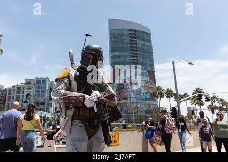 San Diego, USA. 23.. Juli 2022. Ein Mann, der als Boba Fett aus dem Film „Star Wars“ gekleidet ist, posiert vor dem San Diego Convention Center während der Comic-Con in San Diego, CA am 23. Juli 2022 (Foto von Kristian Carreon/Sipa USA) Quelle: SIPA USA/Alamy Live News Stockfoto