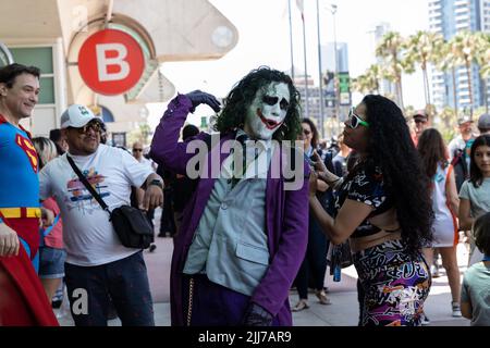 San Diego, USA. 23.. Juli 2022. Ein Mann, der als Joker verkleidet ist, interagiert mit den Teilnehmern während der Comic-Con in San Diego, CA, am 23. Juli 2022. (Foto von Kristian Carreon/Sipa USA) Quelle: SIPA USA/Alamy Live News Stockfoto