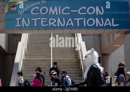 San Diego, USA. 23.. Juli 2022. Die Teilnehmer gehen am 23. Juli 2022 während des Comic-Con-Wochenendes in San Diego, CA, vor das San Diego Convention Center. (Foto von Kristian Carreon/Sipa USA) Quelle: SIPA USA/Alamy Live News Stockfoto