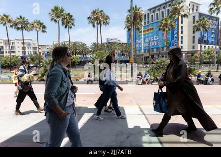 San Diego, USA. 23.. Juli 2022. Die Teilnehmer der Comic-Con gehen am 23. Juli 2022 vor das San Diego Convention Center in San Diego, CA. (Foto von Kristian Carreon/Sipa USA) Quelle: SIPA USA/Alamy Live News Stockfoto