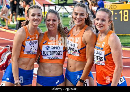 EUGENE, USA - JULI 23: Femke Bol aus den Niederlanden, Hanneke Oosterwegel aus den Niederlanden, Lieke Klaver aus den Niederlanden, Cathelijn Peeters aus den Niederlanden, die während der Leichtathletik-Weltmeisterschaften am 23. Juli 2022 in Eugene, USA, an der Frauen-Staffel 4x 400m teilnehmen (Foto: Andy Astfalck/BSR Agency) Atletiekunie Stockfoto