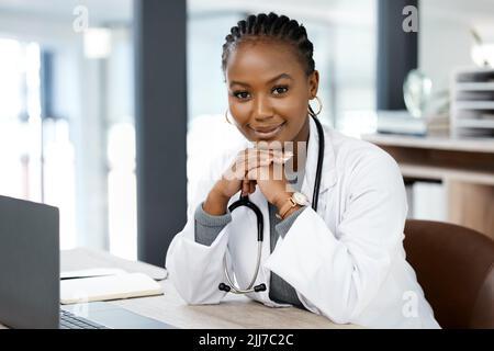 Eine schöne junge Ärztin in ihrem Büro. Stockfoto