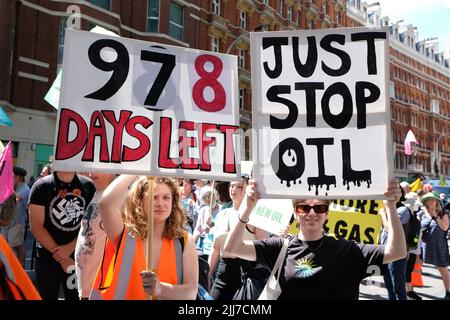 London, Großbritannien, 23.. Juli 2022. Aktivisten verschiedener Organisationen wie Just Stop Oil, Isolate Britain und Fuel Poverty Action veranstalteten eine Demonstration auf dem Parliament Square, um gegen die Lebenshaltungskosten und die Klimakrise zu protestieren. Kredit: Elfte Stunde Fotografie/Alamy Live Nachrichten Stockfoto