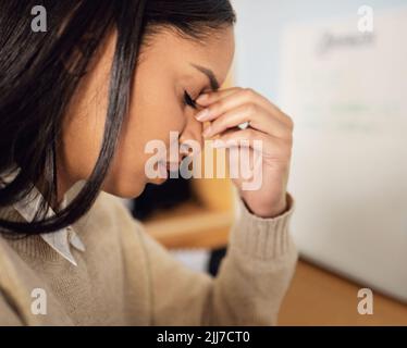 Ich habe eine harte Zeit. Eine schöne junge Frau, die gestresst aussieht, während sie zu Hause sitzt. Stockfoto