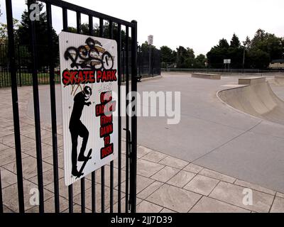 Schild mit den Einfahrtsregeln für den Skatepark im William Cann Civic Center in Union City, Kalifornien Stockfoto