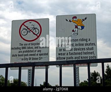 Schild mit den Regeln für den Skatepark im William Cann Civic Center in Union City, Kalifornien Stockfoto