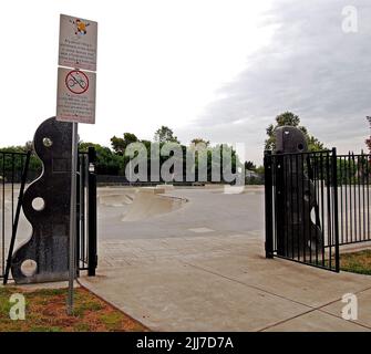 Schild mit den Regeln für den Skatepark im William Cann Civic Center in Union City, Kalifornien Stockfoto