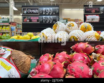 Hohe Kosten für Lebensmittel bei Sprossen Farmers Market Lebensmittelgeschäft. Unerschwingliche Lebensmittel wie Obst und Gemüse. Stockfoto