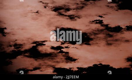 Abstrakter beiger oder goldener Rauchnebel oder Wolken in der Mitte mit dunklem Grunge-Design. Aquarell von Hand gezeichnete Illustration. Braune Rauchstruktur auf schwarzem Hintergrund. Abstrakte Flecken auf einer dunklen Bühne. Rauch auf schwarzem Hintergrund. Stockfoto
