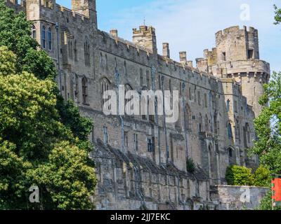 Die imposanten Außenmauern des mittelalterlichen Warwick Castle in Warwickshire, England, Großbritannien. Stockfoto