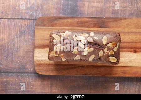 Scheibe Backwaren-Obstkuchen auf Schneidebrett Stockfoto