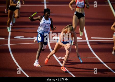 Die Niederländerin Cathelijn Peeters und die Niederländerin Lieke Klaver wurden während der Vorläufe des 4x400-m-Staffellaufs der Frauen bei den IAAF-Leichtathletik-Weltmeisterschaften 19. in Eugene, Oregon, USA, am Samstag, den 23. Juli 2022, in Aktion gezeigt. Die Worlds finden vom 15. Bis 24. Juli statt, nachdem sie 2021 aufgrund der anhaltenden Coronavirus-Pandemie verschoben wurden. BELGA FOTO JASPER JACOBS Stockfoto