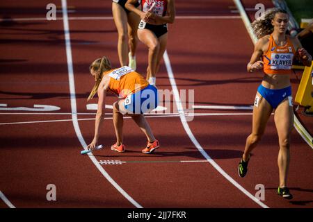 Die Niederländerin Cathelijn Peeters und die Niederländerin Lieke Klaver wurden während der Vorläufe des 4x400-m-Staffellaufs der Frauen bei den IAAF-Leichtathletik-Weltmeisterschaften 19. in Eugene, Oregon, USA, am Samstag, den 23. Juli 2022, in Aktion gezeigt. Die Worlds finden vom 15. Bis 24. Juli statt, nachdem sie 2021 aufgrund der anhaltenden Coronavirus-Pandemie verschoben wurden. BELGA FOTO JASPER JACOBS Stockfoto